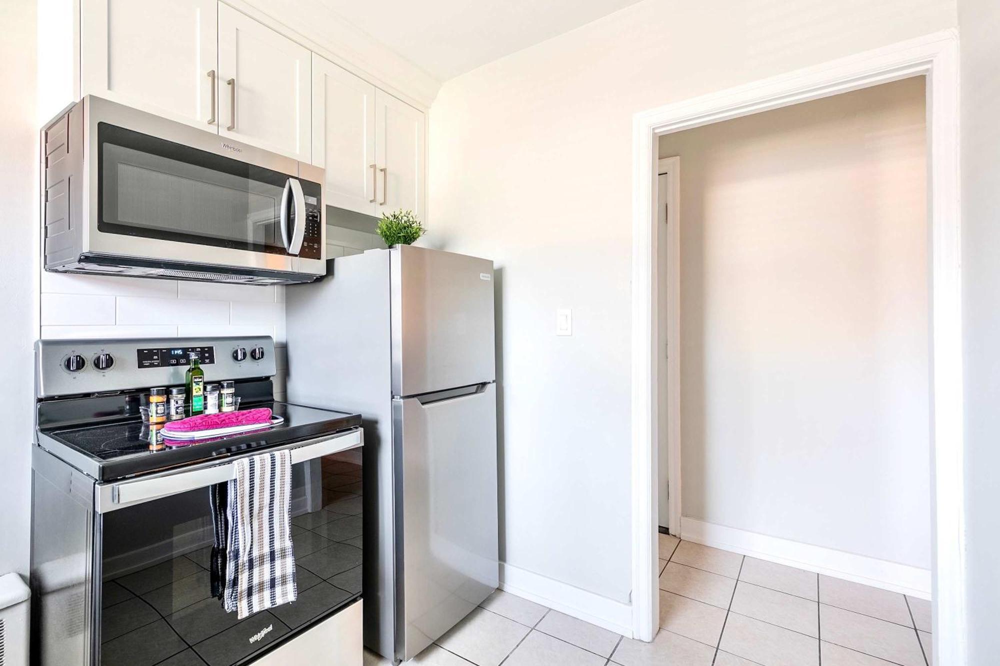 Modern Apartment In Corktown Hamilton Sleeps 4 Exterior photo